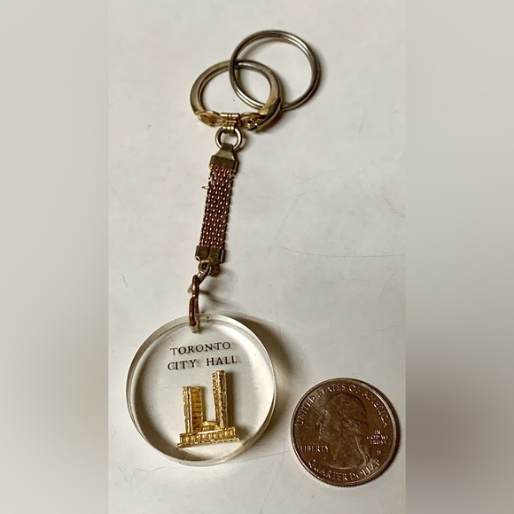 1970s Vintage 24k Gold Inlaid Acrylic Lucite TORONTO CITY HALL Keychain Fob - Picture 1 of 9